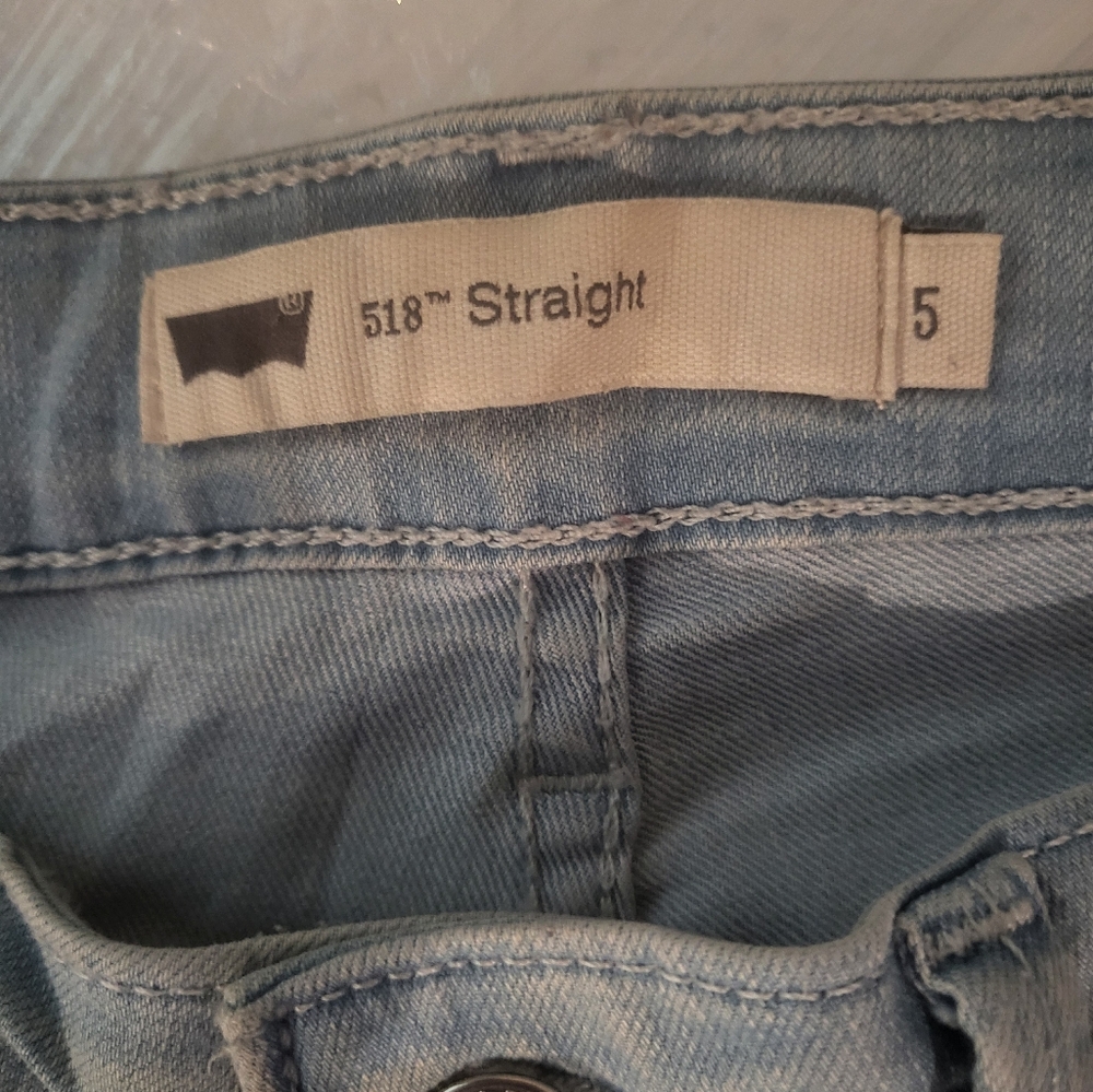 Levi's - Picture 3 of 5